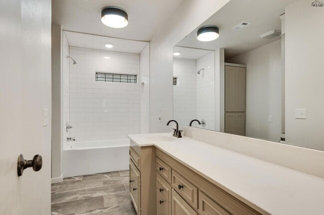 Building Photo - 2108 Granada Dr