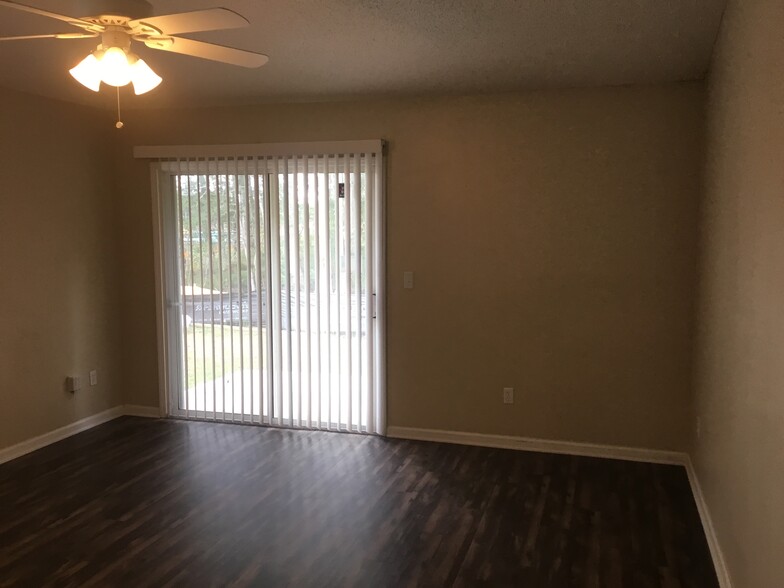 Building Photo - 6701 Southern Oaks Dr