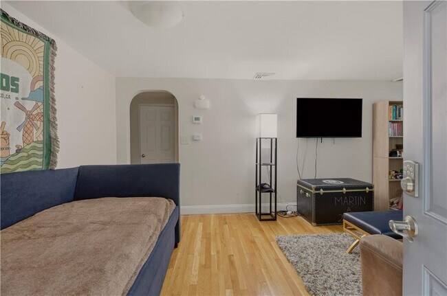 Building Photo - 117 Camp Ave