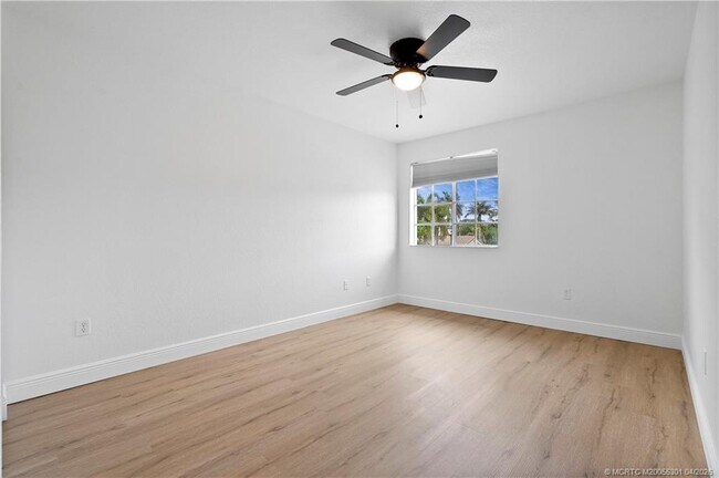 Building Photo - 2736 SW Butterfly Ln