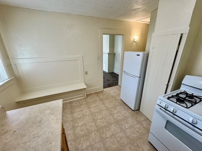 Building Photo - Updated Unit Just Two Blocks From OSU Campus