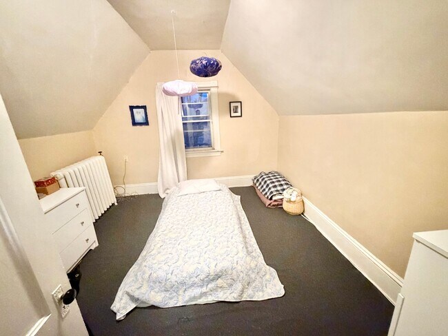 Building Photo - 2 Bedroom Apartment + Bonus Room Downtown Burlington Available 6/1