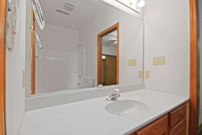 Building Photo - Private 3BR Brick Home with Scenic View