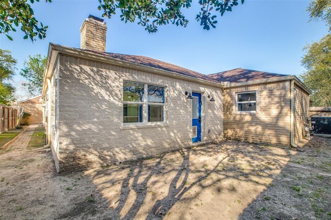 Building Photo - 7819 Bankside Dr