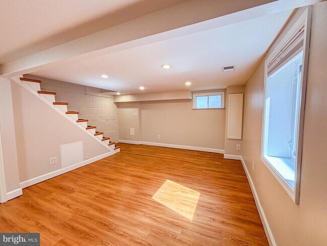 Building Photo - 425 Laverne Ave