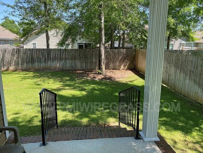 Building Photo - 214 Winterberry Way