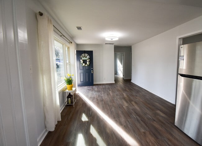 Building Photo - Welcome to this charming 3-bedroom, 1-bath...