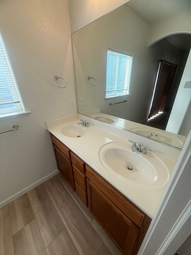 Building Photo - HALF OFF 1st Monts Rent 55+ Gated Community Beautiful 3 Bed / 2 Bath Home in Desirable