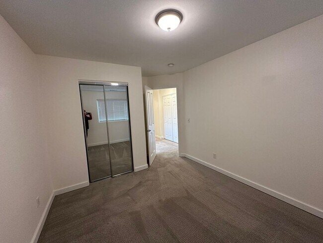 Building Photo - Application Pending - 3 Bedroom Townhouse For Rent In Hood River