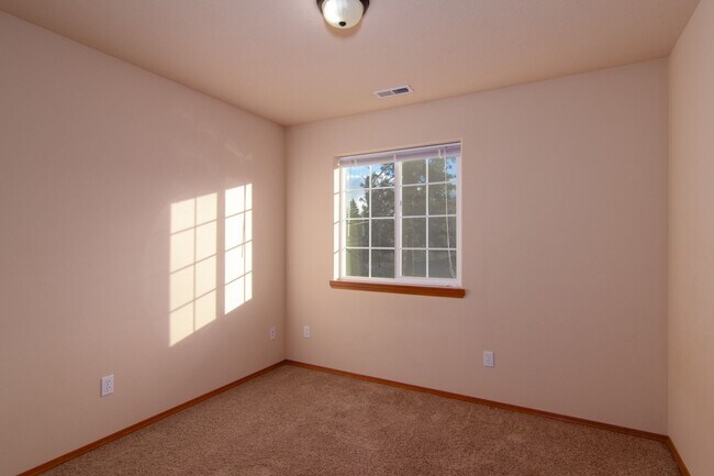 Building Photo - **August Availability** Nicely updated 3 Bedroom 2.5 Bath with large living / Dining area and att...