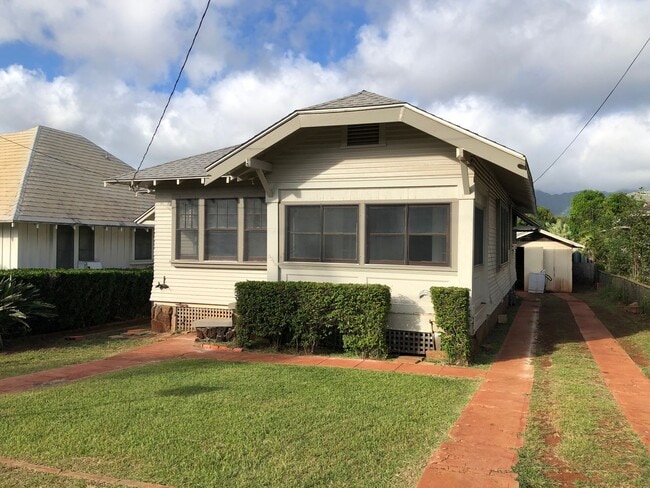 Building Photo - Charming detached single family Kaimuki 3 bdrm, 1 bath home on level lot