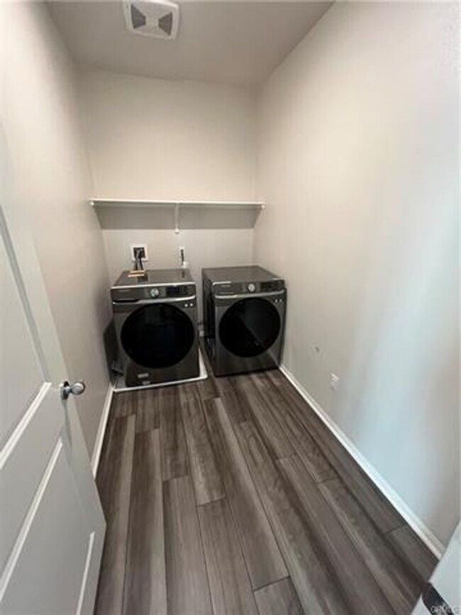 Building Photo - Beautiful 4-Bedroom + Loft Home in Audie Murphy Ranch