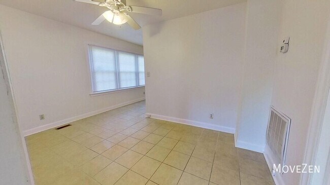 Building Photo - 210 Oakcrest Dr