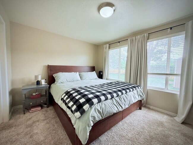 Building Photo - Murray Condo