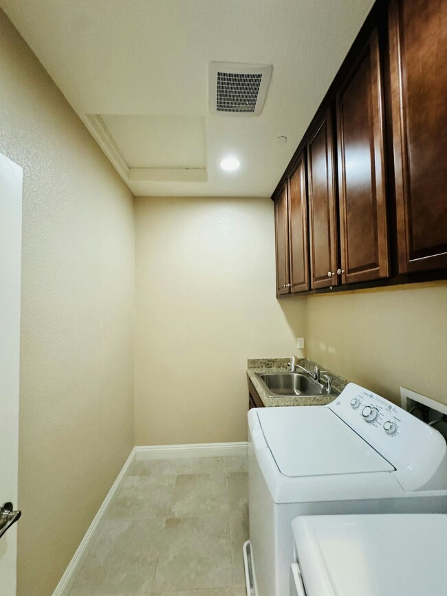 Building Photo - 5018 Osborne Cir