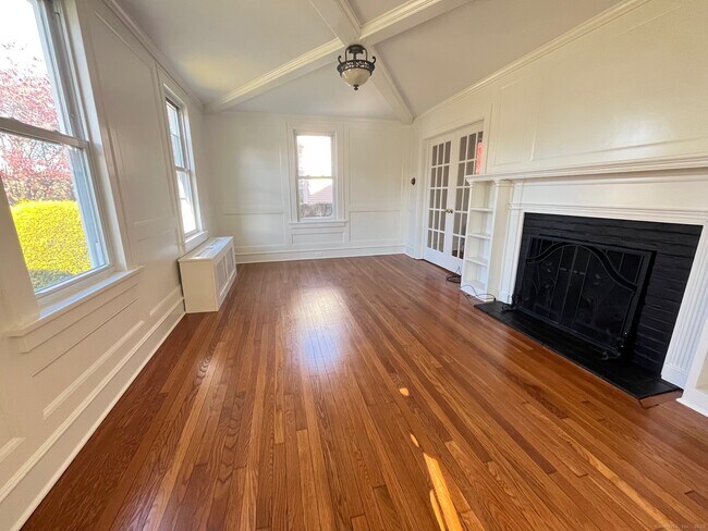 Building Photo - 35 Lindbergh St