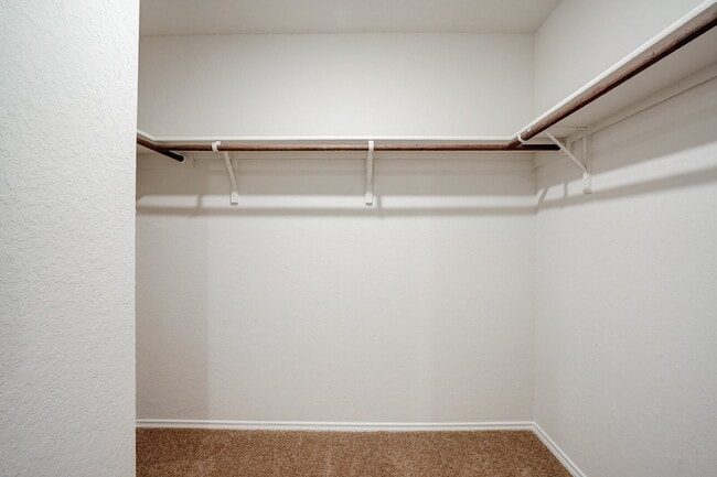 Building Photo - "Charming 3-Bedroom Oasis on Roanwood Drive with 2 Full Baths – Your Spacious Retreat Awaits in S...