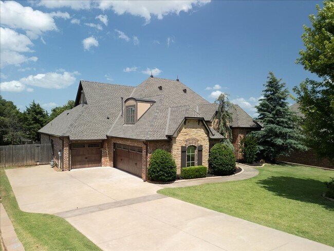 Building Photo - Gorgeous Executive Home - Open Plan - Stor...