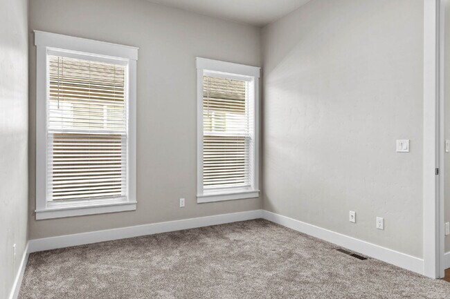Building Photo - Beautiful split bedroom floorplan in the Sky Mesa Community!