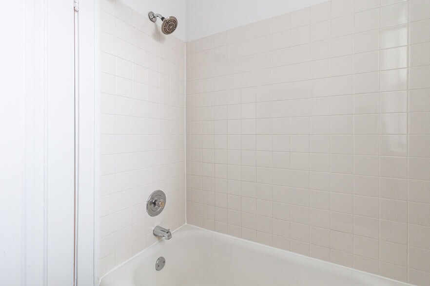 Building Photo - 1913 W Larchmont Ave