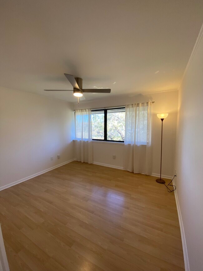 Building Photo - 710 N Village Dr