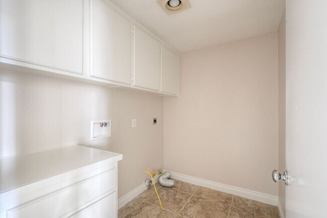 Building Photo - 3Bed/2.5Bath in Alacima Community~ Los Alamos