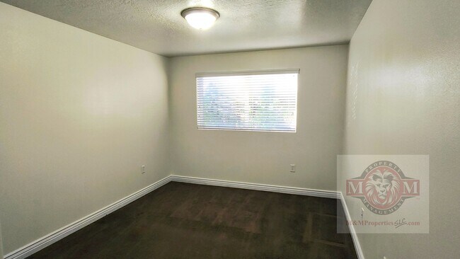 Building Photo - Great 3 Bed 2 Bath Sandy Condo!!