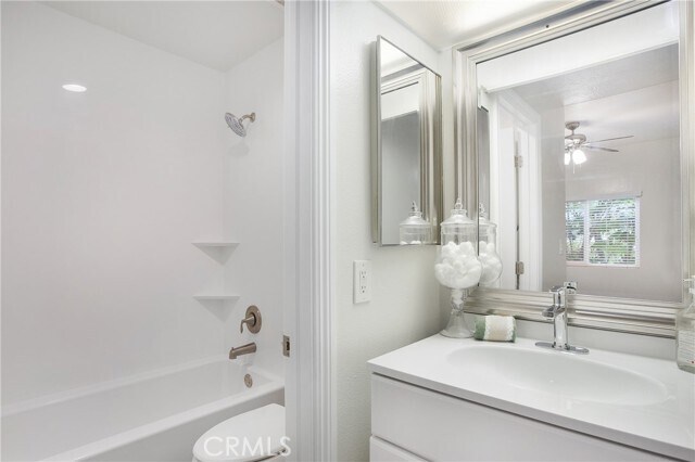 Building Photo - 5 Rosa