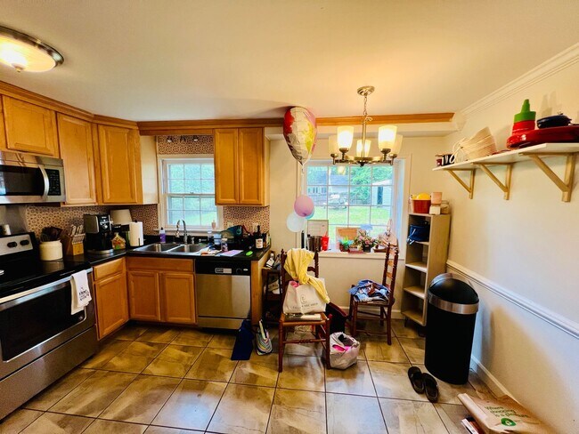 Building Photo - Charming 4bdrm/2.5bth Home with Ample Space and Modern Amenities
