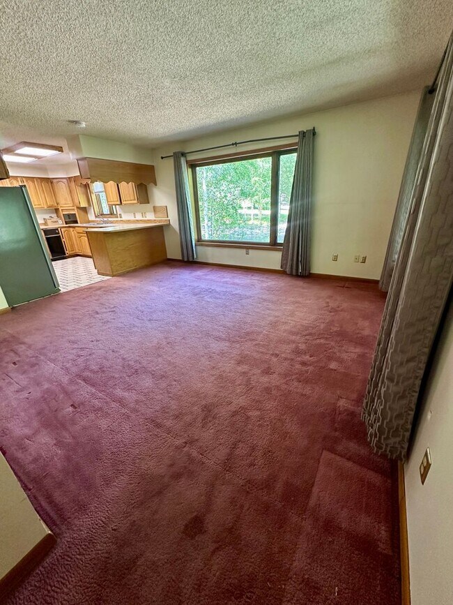 Building Photo - ALL UTILITIES INCLUDED! Spacious 1 Bed, 1 Bath Unit