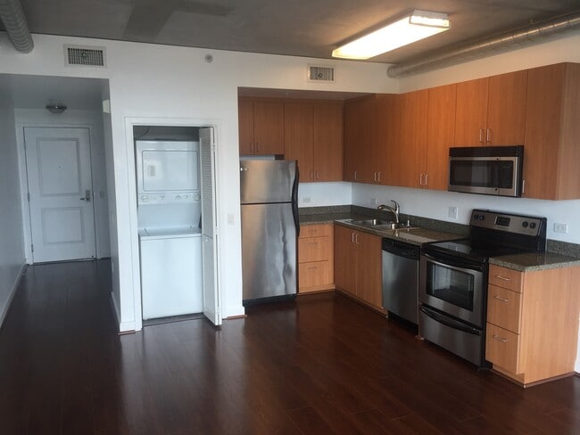 Building Photo - $2,000/month 467 sq/ft Studio at Smart Cor...