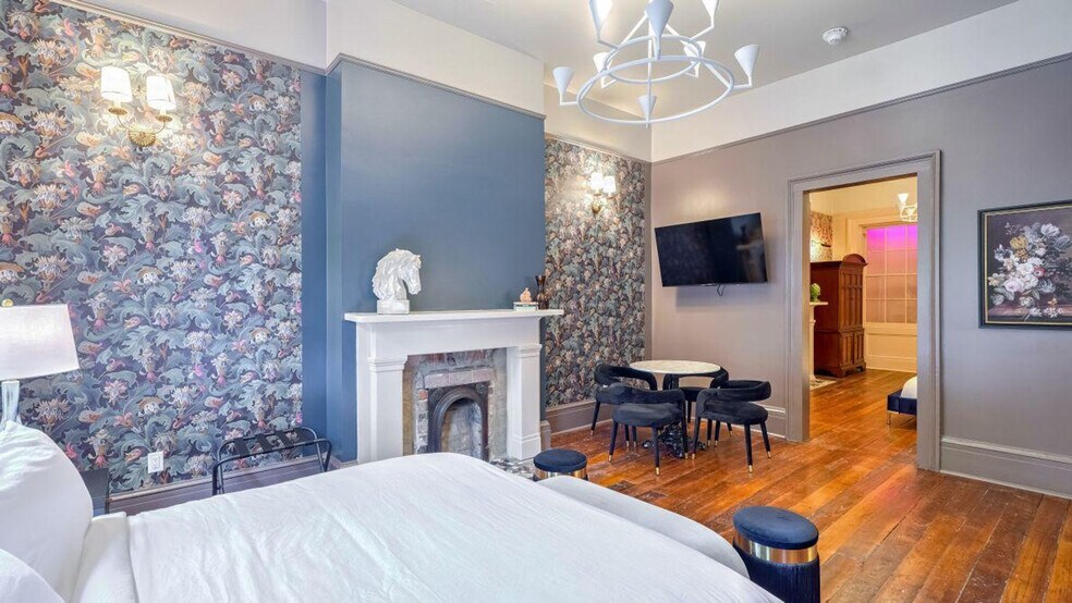 Building Photo - 604 Baronne St