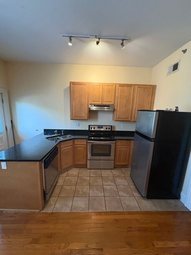 Building Photo - Cozy Updated 1 Bed 1 Bath in the Grove wit...