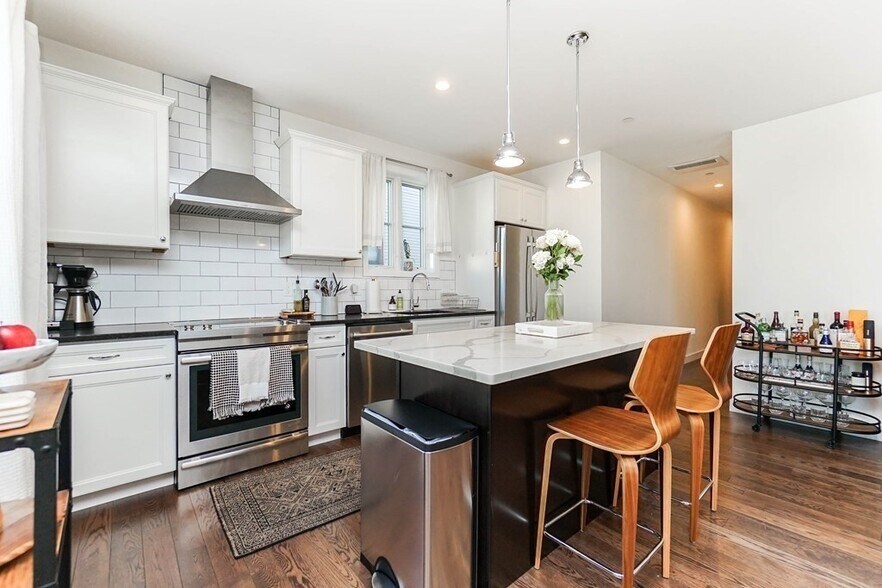 Building Photo - 212 E Eagle St