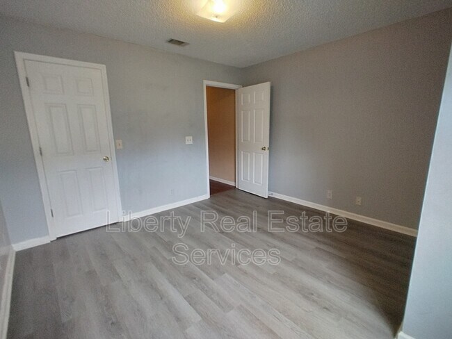 Building Photo - 910 Brett Dr