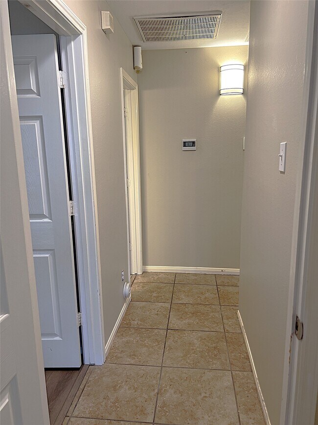 Building Photo - 4910 Linden Pl