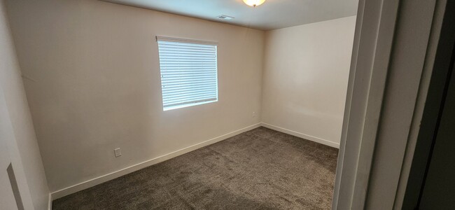 Building Photo - 68 E 700 N