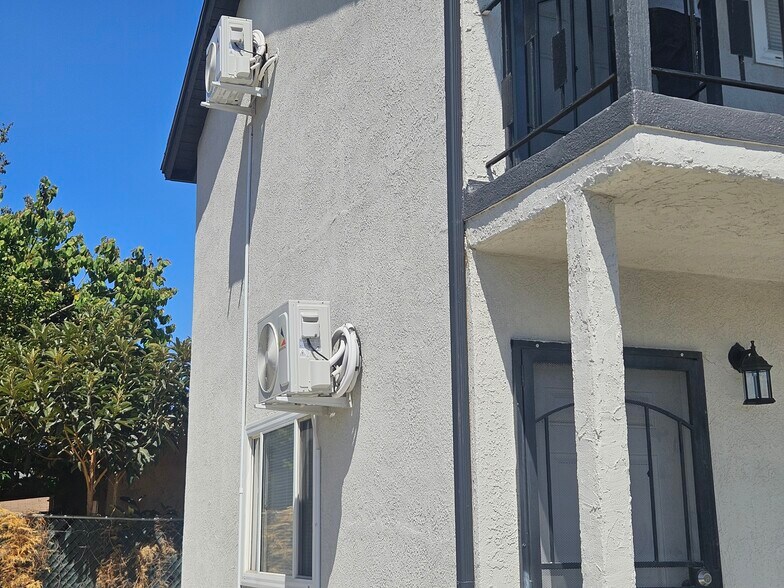 Building Photo - 3068 E 5th St