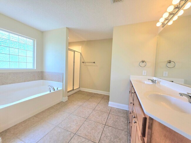 Building Photo - Backyard Paradise in Gated Cottonwood!