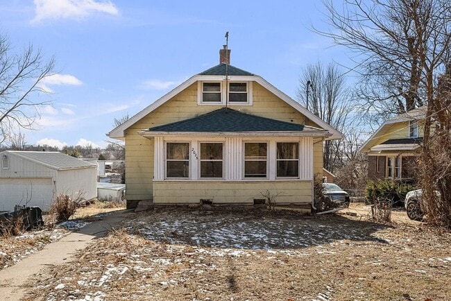 Building Photo - 2025 S Bluff Blvd