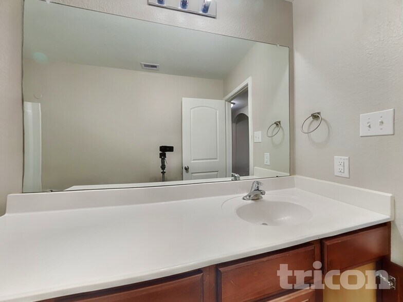 Building Photo - 2322 Oyster Bay Ave