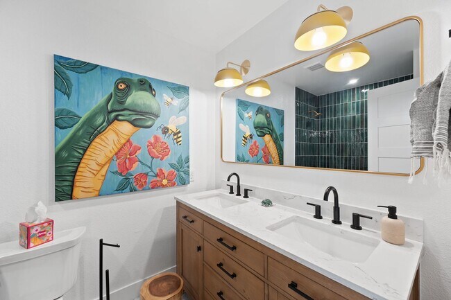 Building Photo - Stunning Fully Furnished Rental in Golden,...