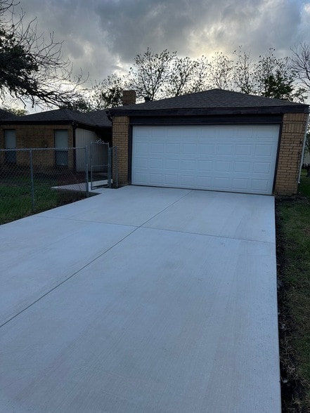 Building Photo - 718 Maple Glen Dr