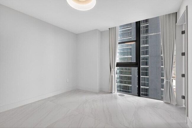 Building Photo - 700 NE 24th St