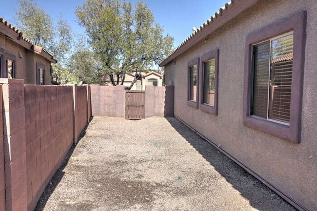 Building Photo - Rancho Sahuarita