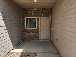 Building Photo - Three bedroom two bathroom Town home