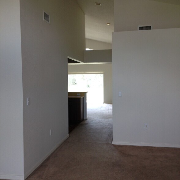 Building Photo - 7166 Summit Dr