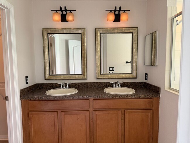 Building Photo - Come and Experience This Townhouse