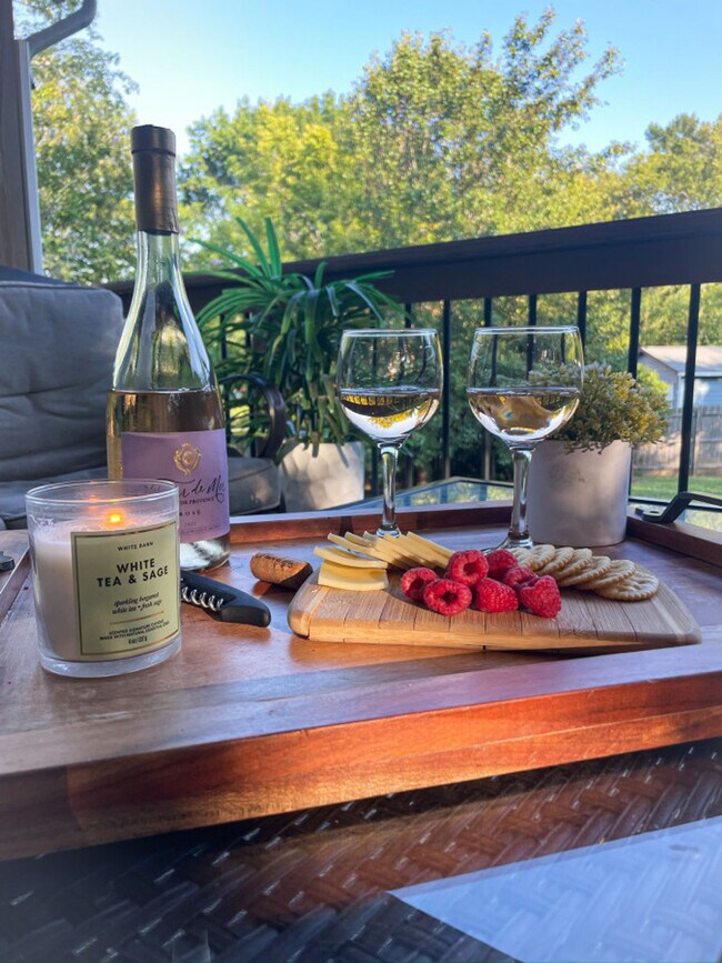 Building Photo - 11501-11505 5 Cedars Rd