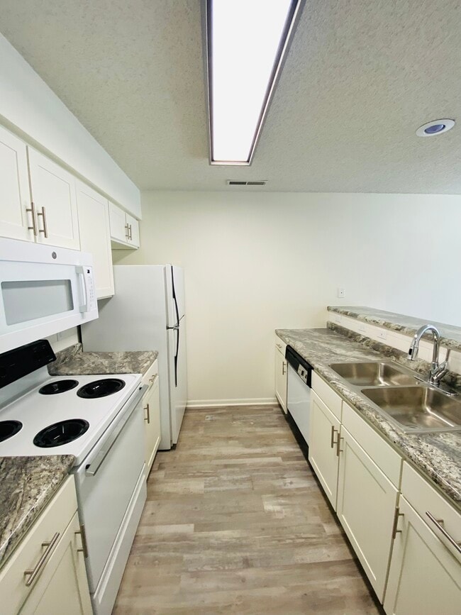 Building Photo - 395